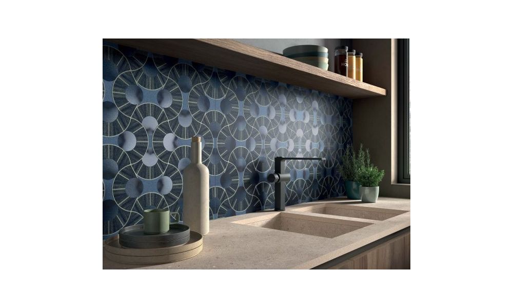 Piastrelle di ceramica di varie forme e colori